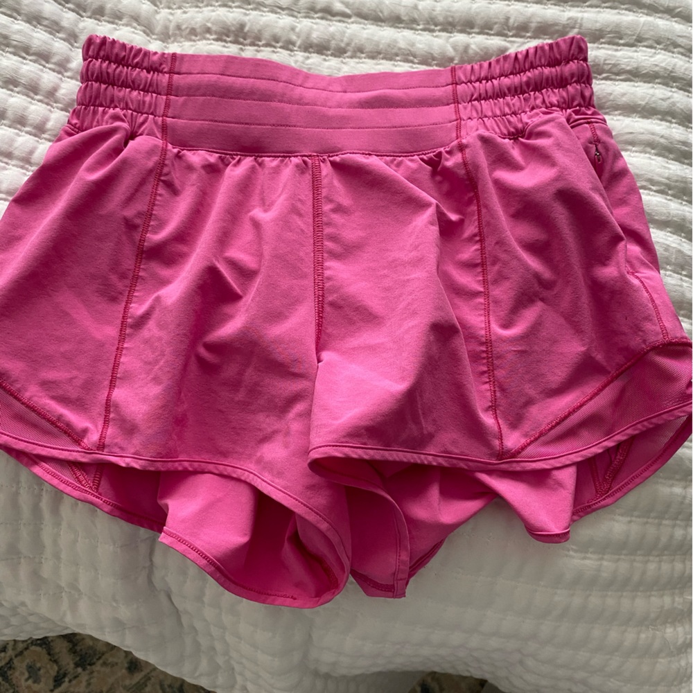 Lululemon shorty Hot high rise 2.5 inch, sonic pink